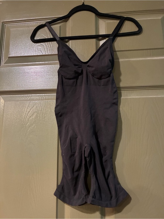 SKIMS Other - SKIMS Sculpting Bodysuit in BLACK. 2x-3x
WORN JUST ONCE! Like new!